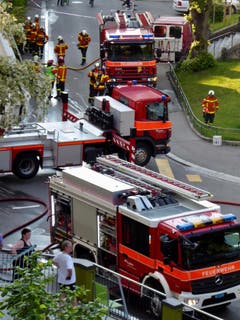 Grosseinsatz der Feuerwehr auf der Kreuzung Linsebühl-, Singenberg-, Flurhof- und Steingrüeblistrasse. (Bild: Pia Hollenstein)