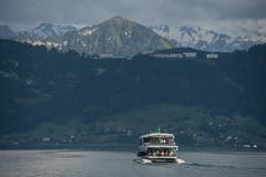 Das neue Motorschiff vor seinem Namensgeber, dem Bürgenstock. (Bild: Dominik Wunderli (Luzern, 24. Mai 2018))
