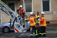 Wie weiter? Einsatzbesprechung am Hubretter vor dem Haus Linsebühlstrasse 105. (Bild Reto Voneschen)