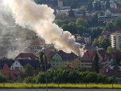 Der Brand des Mehrfamilienhauses Linsebühlstrasse 105 zeichnete sich durch eine ausserordentlich grosse Rauchentwicklung aus: Die Rauchfahne von Dreilinden her. (Bild: Sabine Rüthemann)