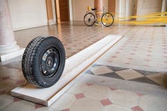 Fahrzeugspuren im Sand und im Raum. (Bild: Ralph Ribi)
