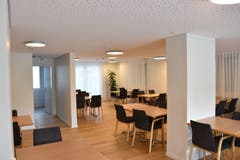 Die modernisierte Cafeteria hat eine neue Deckenbeleuchtung erhalten. Zusätzlich ist die Decke mit einer eingebauten Lautsprecheranlage und mit einer induktiven Anlage für Hörgeräte ausgerüstet. (Bild: Timon Kobelt).