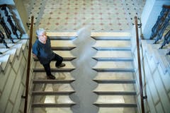 Roman Signer mit «Sandtreppe», seiner neusten Installation. (Bild: Ralph Ribi)