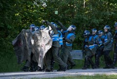 Polizisten schlüpfen an der Polizei-Übung in Schüpfheim in die Rolle von gewaltbereiten Aktivisten (Bild Corinne Glanzmann, 25. Mai 2018).