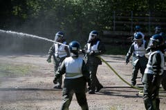 Polizisten schlüpfen an der Polizei-Übung in Schüpfheim in die Rolle von gewaltbereiten Aktivisten (Bild Corinne Glanzmann, 25. Mai 2018).