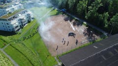 Bei der Polizeiübung kesseln die Polizisten die Aktivisten ein, gefilmt von einer Drohne der Zivilschutzorganisation Emme (Bild: ZSO Emme, 25. Mai 2018).