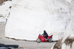 Ein Töfffahrer kurz vor der Gotthard-Passhöhe. (KEYSTONE/Urs Flueeler)