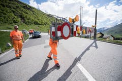 Eine Strassensperre bei der Eröffnung der Gotthard Passstrasse zwischen dem Hospental und dem Gotthard Pass. (KEYSTONE/Urs Flueeler)
