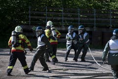 Polizisten schlüpfen an der Polizei-Übung in Schüpfheim in die Rolle von Aktivisten und greifen Feuerwehrleute an (Bild Corinne Glanzmann, 25. Mai 2018).