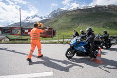 Töfffahrer bei der Eröffnung der Gotthard-Passstrasse zwischen Hospental und dem Gotthardpass. (KEYSTONE/Urs Flueeler)