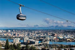 Die «Portland Aerial Tram» ist eine Luftseilbahn in Portland (Oregon) / USA. Sie ist 1033 Meter lang und bewältigt einen Höhenunterschied von 145 Metern. Die beiden Kabinen fassen 78 Personen und können bei Windgeschwindigkeiten bis zu 80km/h fahren. (Bild: Tim Jewett / Garaventa)