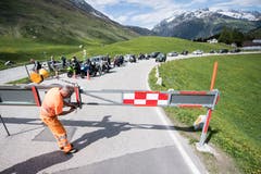 Eine Strassensperre bei der Eröffnung der Gotthard Passstrasse zwischen dem Hospental und dem Gotthard Pass. (KEYSTONE/Urs Flueeler)