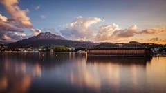 Abendstimmung vom Carl Spitteler Quai aus gesehen mit geöffnetem Seebad und Pilatus. (Bild: Dominik Baumgartner (Luzern, 24. Mai 2018))