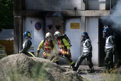 Polizisten schlüpfen an der Polizei-Übung in Schüpfheim in die Rolle von Aktivisten und greifen Feuerwehrleute an (Bild Corinne Glanzmann, 25. Mai 2018).
