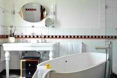 Badezimmer mit freistehender Wanne und obligatem Montana-Entchen. Bild: PD