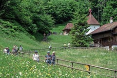 Teilnehmer zwischen der oberen und der unteren Ranftkapelle.