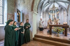Der Gottesdienst wurde von Pater Ioannes Chattopadhyay aus dem Kloster Disentis gefeiert. Links der A-capella-Chor Harpa Dei.