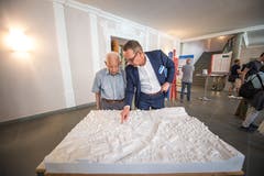 Kantonsbaumeister Hans-Urs Baumann beim Austausch mit einem interessierten Bürger. Bild: Roger Grütter