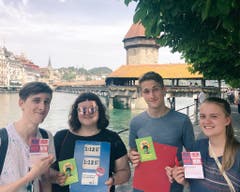 Vertreter der Juso bearbeiteten die Stadt Luzern. (Bild: PD)