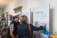 Interessierte Besucher lesen die Infotafeln. Bild: Roger Grütter