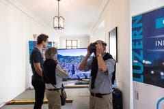 Die Besucher konnten einen Stadtrundgang in der Virtuellen Realität unternehmen - mit einer VR-Brille. Bild: Roger Grütter
