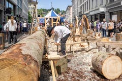 Holzverarbeitung vor 500 Jahren: In der Marktgasse werden aus grossen Baumstämmen Schindeln produziert. (Bild: Hanspeter Schiess)