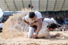 Marcel Bieri (links) im Duell mit Damian Stöckli. (Bild: Urs Flüeler / Keystone)