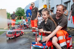 Für die kleinen Feuerwehrfans standen kleine Löschfahrzeuge bereit.