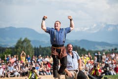 Joel Wicki feiert seinen Sieg im Schlussgang gegen Sven Schurtenberger (Bild: Roger Grütter)