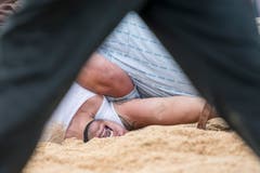 Der Kopf von Sven Schurtenberger liegt im Sägemehl. (Bild: Urs Flüeler / Keystone (Hohenrain, 27. Mai 2018))