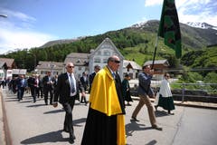 Die Korporationsbürger beim Einzug zur Kirche. (Bild: Urs Hanhart, Hospental, 27. Mai 2018)