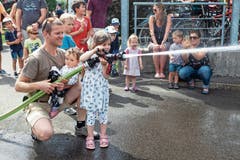 Die Besucher konnten gleich selber als Feuerwehrmann oder -frau zum Wasserschlauch greifen. (Bilder: Edi Ettlin (Stans, 26. Mai 2018))