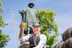 Der Fuhrmann (vor dem Vadian-Denkmal) und... (Bild: Hanspeter Schiess)