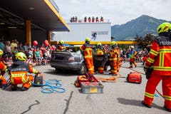 Bei einer kommentierten Übung wurde ein Auto zertrennt.
