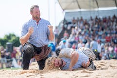 Andreas Ulrich (links) jubelt über den Sieg gegen Josef Portmann. (Bild: Urs Flüeler / Keystone)
