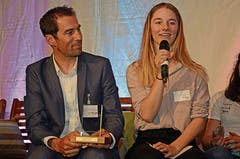Schulleiter Eskil Läubli hört gespannt den Ausführungen von Giulia Tanno zu.