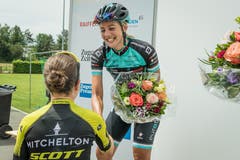 Amanda Spratt gratuliert Ariana Fidanza Desiree Ehrlers dritter Platz lässt die Chamer jubeln. (Bild: Christian H. Hildebrand (Hagendorn, 27. Mai 2018)