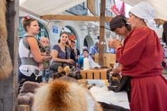 Fellnäherinnen und ihre Produkte stossen auf viel Interesse. (Bild: Hanspeter Schiess)