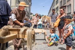 Wie Flachs zu Leinwand wird - aufmerksam verfolgt auch von den kleinsten Beuscherinnen und Besuchern des Erlebnistags "Gasterei & Handwerk vor 500 Jahren". (Bild: Hanspeter Schiess)