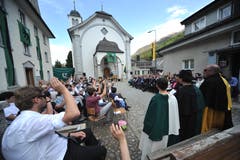 Die Talgemeinde findet traditionsgemäss im Ring vor der Kirche Hospental statt. (Bild: Urs Hanhart, Hospental, 27. Mai 2018)