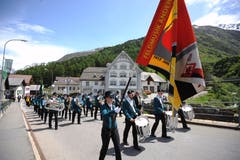 Der Einzug zur Kirche. (Bild: Urs Hanhart, Hospental, 27. Mai 2018)