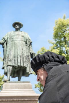 Zwingli begegnet Vadian am Erlebnistag "Gasterei und Handwerk vor 500 Jahren" in St. Gallen (Bild: Hans-Jörg Nüesch)