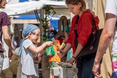 Überall, wo man aktiv Hand anlegen kann, sind vor allem die Kinder begeistert... (Bild: Hanspeter Schiess)
