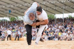 Sven Schurtenberger (links) im 5. Gang gegen Werner Suppiger. (Bild: Urs Flüeler / Keystone (Hohenrain, 27. Mai 2018))