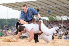 Joel Wicki (oben) legt Marcel Bieri ins Sägemehl. (Bild: Urs Flüeler / Keystone (Hohenrain, 27. Mai 2018))