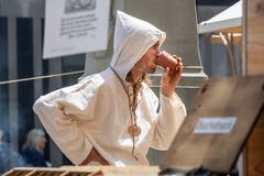 Wer hart arbeitet, muss auch essen und trinken. Das galt wohl schon vor 500 Jahren... (Bild: Hanspeter Schiess)