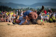 Joel Wicki (oben) macht mit Sven Schurtenberger im Schlussgang kurzen Prozess. (Bild: Roger Grütter)
