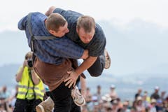 Joel Wicki (links) bei seinem Sieg über Philip Wüthrich im 4. Gang. (Bild: Urs Flüeler / Keystone (Hohenrain, 27. Mai 2018))