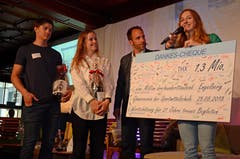 Die Schülerinnen und Schüler danken dem Gönnerverein Pro ihrerseits mit Check, ausgestellt mit 1,3 Millionen Dankeschön.
