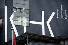 Damit jedem klar ist, um was es hier geht: Seit einigen Jahren ist die ehemalige Kehrichtverbrennungsanlage (KVA) mit der neuen offiziellen Bezeichnung Kehrichtheizkraftwerk (KHK) angeschrieben. (Bild: Urs Jaudas - 1. Februar 2013)